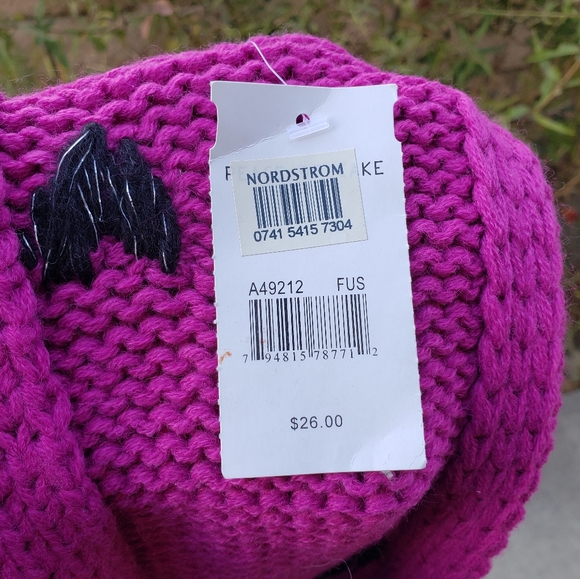 NEW $26 women NORDSTROM knitted pink scarf hearts - Picture 8 of 11